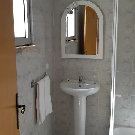 Alojamentos S.jose Guest house Atouguia Da Baleia